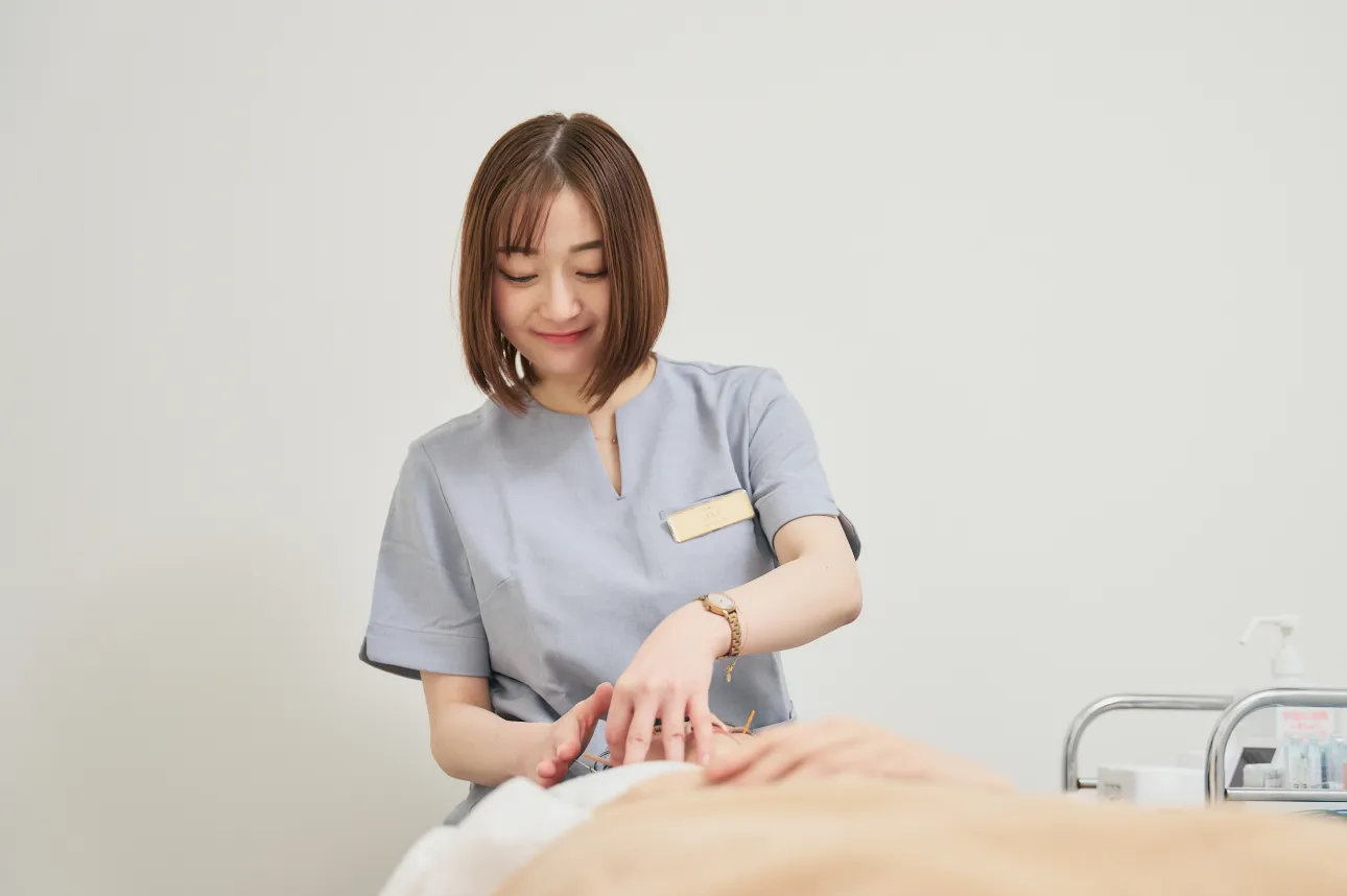 美容鍼の施術をするスタッフ