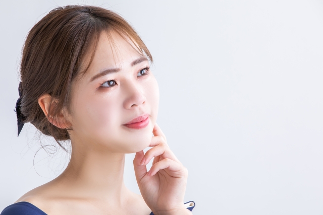 美容鍼を受けて肌が綺麗になった女性