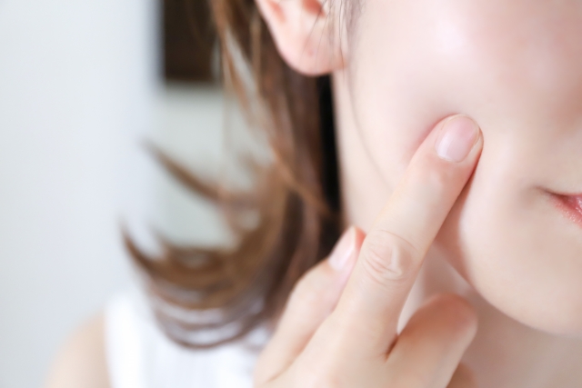 肌の状態を気にする女性