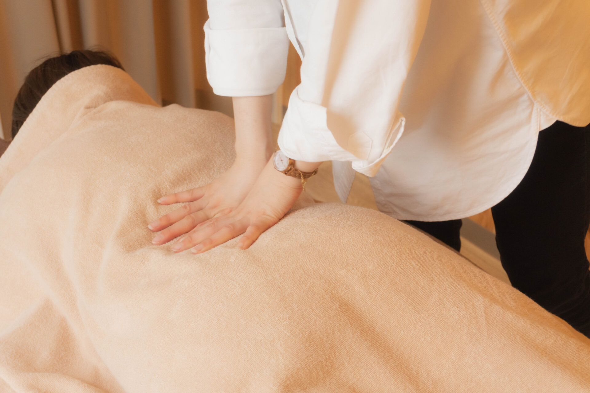 整体の施術をする様子