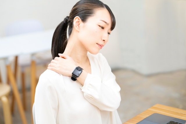 肩こりで悩むシステムエンジニア