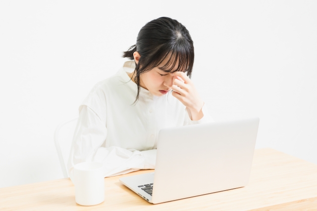 ひどい目の疲れで悩むシステムエンジニア