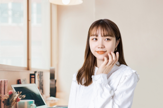 頬に手を当てる女性