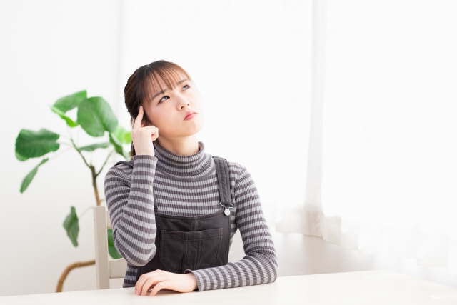 考え事をする女性