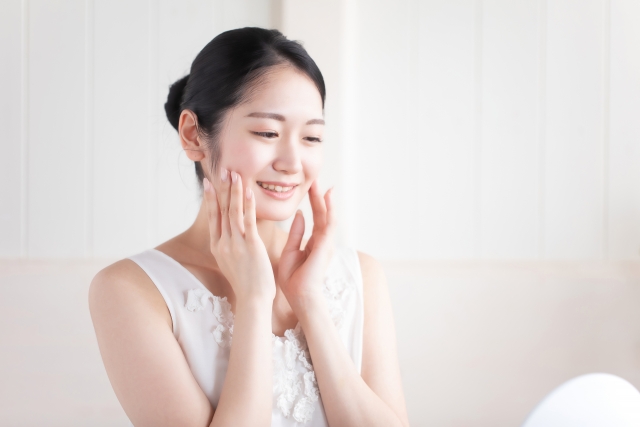肌荒れが改善されて喜ぶ表情の女性