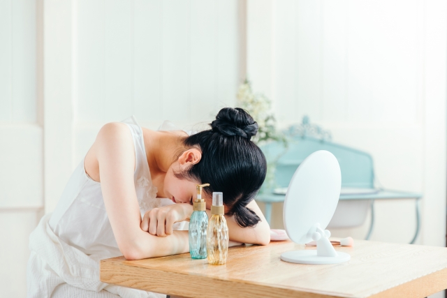 いろんなスキンケアを試しても改善されず落ち込む女性