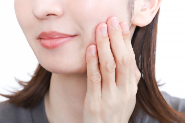 顔のたるみがなくなり喜ぶ表情の女性