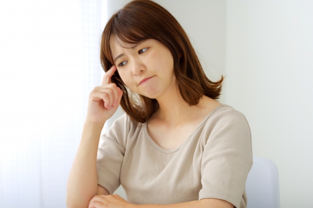 美容鍼のリスクに不安を抱える女性