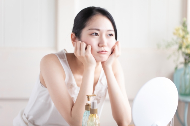 ニキビ跡で悩む女性