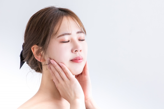 顔痩せして満足気な女性