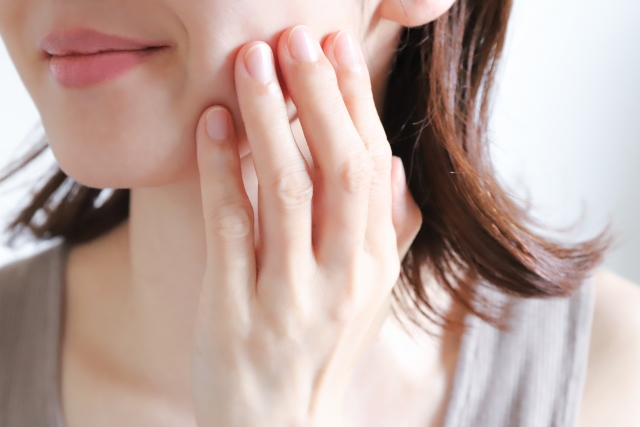 フェイスラインを気にする女性