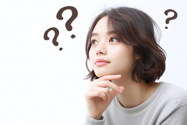 美容医療か美容鍼のどちら受けるか迷っている女性