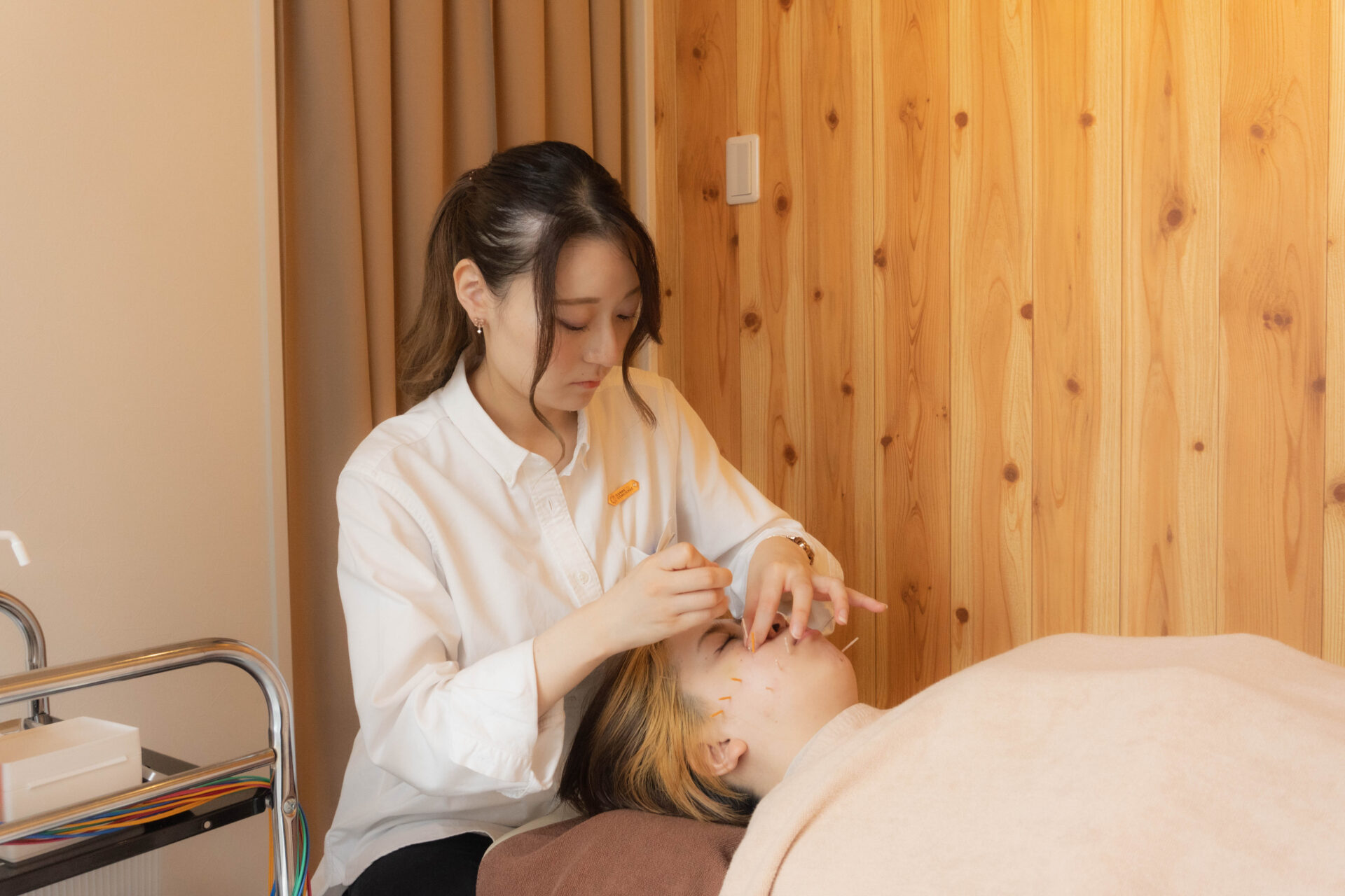 美容鍼の施術の様子