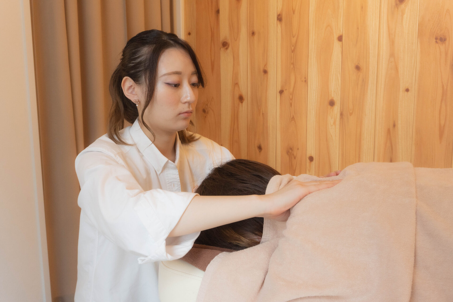 整体を行うセラピスト